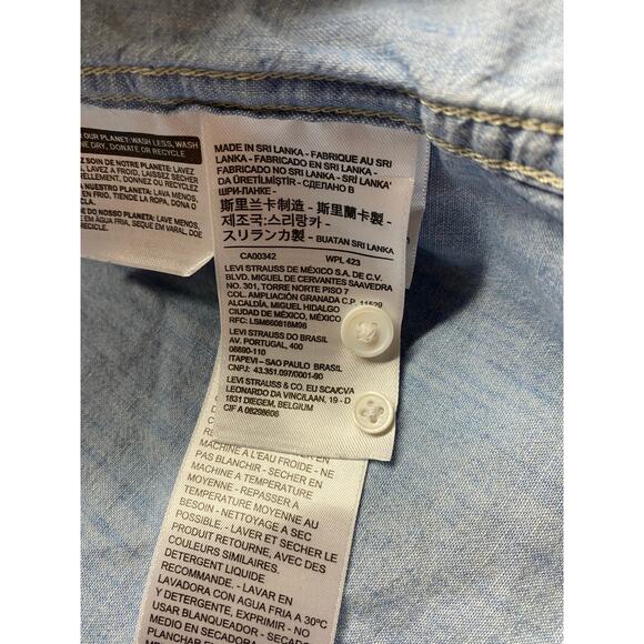 Levi’s Women's XL Long Sleeve Cotton Button Down Light Blue Relaxed Fit Chambray - Picture 9 of 9